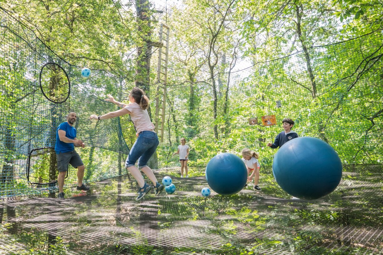 sortie-famille-trampoforest-parc-accrobranche-experia-park-benodet