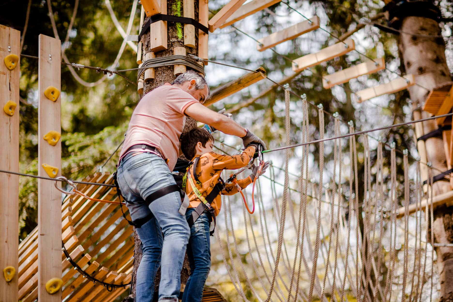 sortie-famille-parc-loisirs-accrobranche-experia-park-benodet-quimper trampoline-en-hauteur-trampoforest-experia-park-benodet-quimper-finistere
