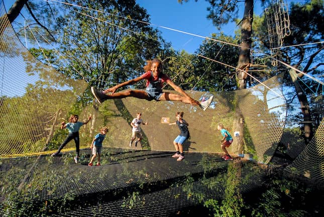 trampoforest-parcours-filet-rebondissant-sortie-famille-experia-park-benodet-quimper trampoline-en-hauteur-trampoforest-experia-park-benodet-quimper-finistere